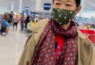 67岁倪萍机场被偶遇，扎着马尾体态轻盈减龄，亲切满足网友比心请求