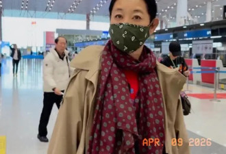 67岁倪萍机场被偶遇，扎着马尾体态轻盈减龄，亲切满足网友比心请求