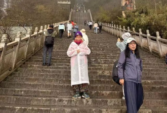 74岁英国奶奶游张家界，全网陪游！