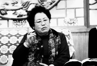 迟重瑞现身陈丽华告别仪式，穿黑衣戴白花哭肿眼