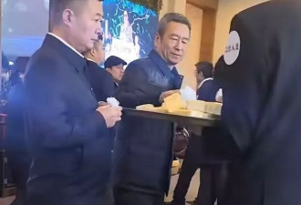 迟重瑞现身陈丽华告别仪式，穿黑衣戴白花哭肿眼