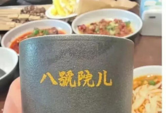 演员文章开饭店了！迎宾端盘子笑容满面