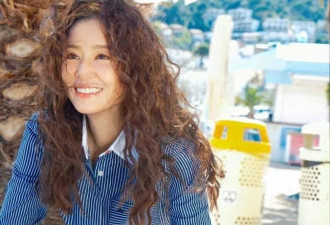 林心如新烫了羊毛卷年轻25岁，美得像换了个人