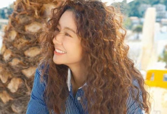 林心如新烫了羊毛卷年轻25岁，美得像换了个人