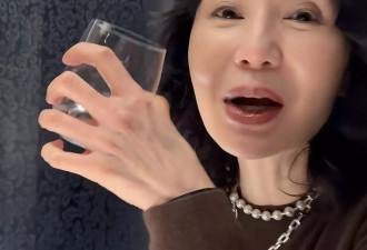 61岁张曼玉为好友庆生，穿针织衫戴珍珠项链好贵气
