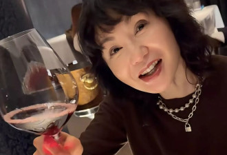 61岁张曼玉为好友庆生，穿针织衫戴珍珠项链好贵气