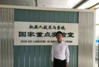花了169000元，买了台人形机器人回村