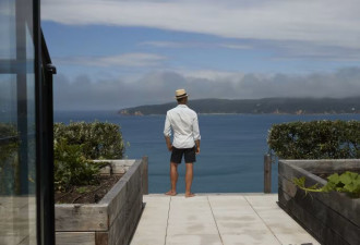 卖掉公司后，他可移居任何地方，但最终选择…