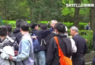 郑丽文谒陵 中国男喊“28年下架民进党” 下秒惨被架走