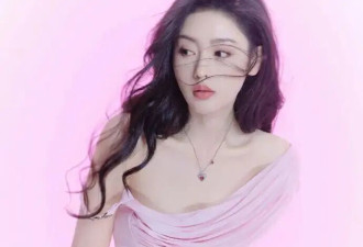 张天爱穿着抹胸粉裙太妩媚！肤白貌美魔鬼身材性感撩人