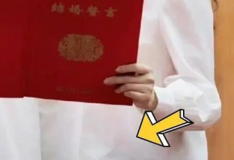 金莎43岁官宣领证，小18岁男友太体贴，腹部凸起疑双喜临门
