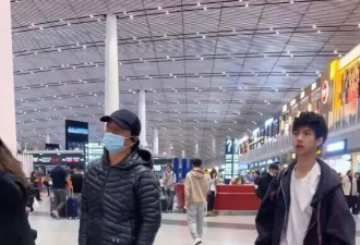 郑钧机场送15岁儿子留学，硬汉当众拥抱儿子