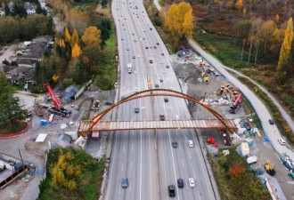 震撼！大温天桥竟“漂移”横跨1号高速 现场画面刷屏