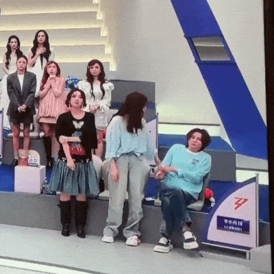 李小冉拉王濛起来被甩开 王濛全程冷脸拒配合