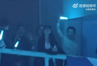 章子怡现身谢霆锋武汉演唱会，身着白T黑衣，头戴鸭舌帽，非常享受音乐现场