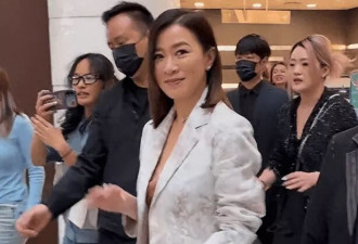 51岁佘诗曼上海品牌直播，小腹突出圆润发福