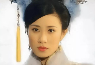 51岁佘诗曼上海品牌直播，小腹突出圆润发福