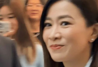 51岁佘诗曼上海品牌直播，小腹突出圆润发福