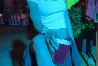 特鲁多和女友现身音乐节! 听比伯唱《Baby》, 坐地上炫面条!