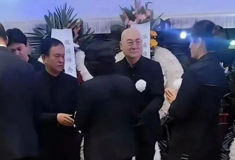 迟重瑞送别陈丽华：暴瘦一圈、双眼哭肿，背了36年的黑锅终于碎了