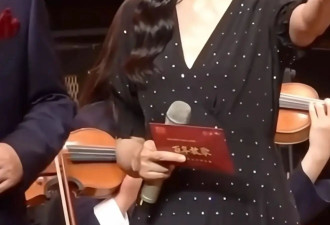 周涛不愧“央视严选”！穿深V连衣裙半扎发亮相，国泰民安脸绝美