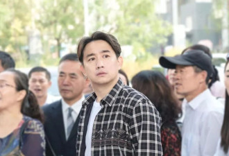 班费一年三四千，还说家长是自愿