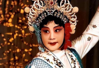 她带领30名演员留美不归，今年回国定居