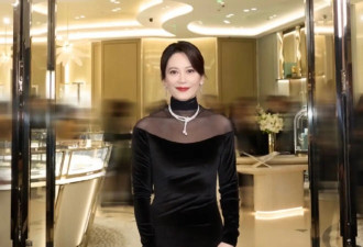 55岁俞飞鸿“再秀好气质”！穿拼接设计丝绒长裙，依然如惊鸿仙子
