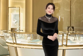 55岁俞飞鸿“再秀好气质”！穿拼接设计丝绒长裙，依然如惊鸿仙子