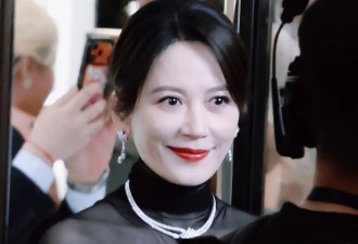 55岁俞飞鸿“再秀好气质”！穿拼接设计丝绒长裙，依然如惊鸿仙子