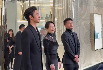 55岁俞飞鸿“再秀好气质”！穿拼接设计丝绒长裙，依然如惊鸿仙子