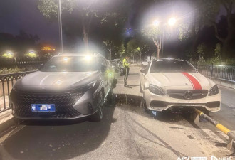 两辆奔驰“骑上”马路中间护栏，车主质疑施工方