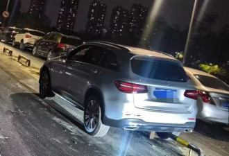 两辆奔驰“骑上”马路中间护栏，车主质疑施工方