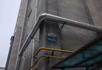 外墙渗水致居室霉变无法居住 业主全家打地铺睡一年