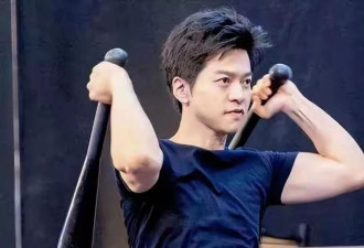 51岁李健:每天只吃一餐,每周4次健身,像二十岁小伙子