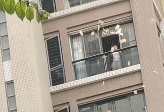女子抛撒港币引人哄抢，是1000港元和500港元面值