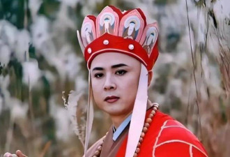 67岁徐少华近况：娶同学杨琨恩爱42年 县城商演