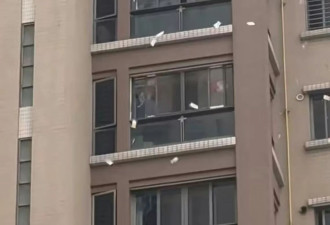 汕头惊现大妈“天女散花” 撒2百万港币引路人疯抢