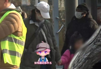 白百何带4岁半儿子就诊，素颜穿羽绒服很低调
