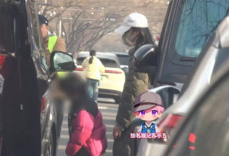白百何带4岁半儿子就诊，素颜穿羽绒服很低调
