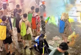 云南西双版纳泼水节 两女子遭多人高压水枪喷射
