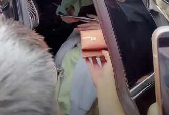 宋祖儿车内遭男粉丝求婚，插手拦车门吓坏人...