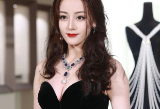 迪丽热巴走秀锁骨杀疯了！转身瞬间全场安静，网友：把墨镜焊死在脸上吧