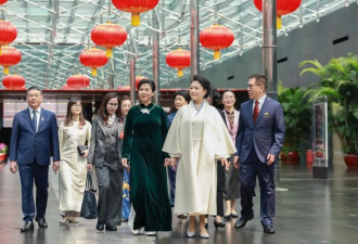 彭丽媛同越共中央总书记夫人参观中国国家大剧院