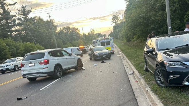 救援人员在事故现场