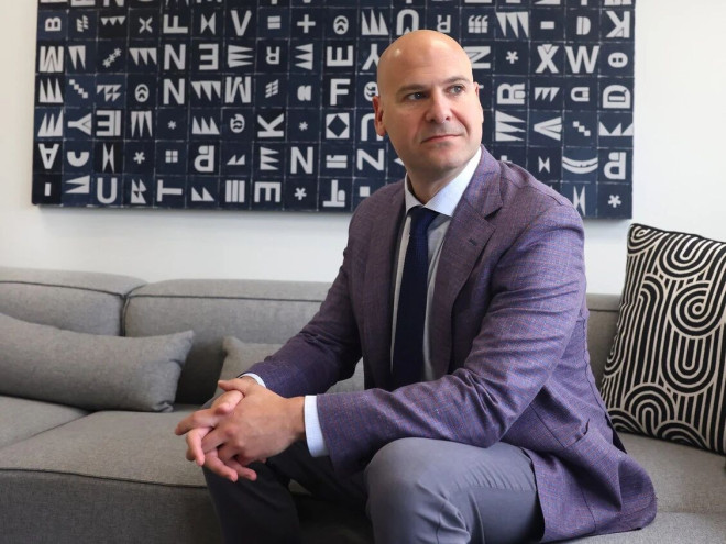 开发商 Mark Goodman,正尝试一次性出售 30 套公寓,摄于 2026 年 4 月 14 日,地点为温哥华办公地。