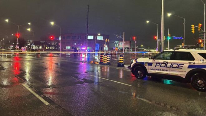 紧急救援人员于凌晨赶到 Hurontario Street 和 Derry Road West,处理涉及行人的车祸。