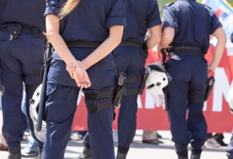 荒唐女警办公室拍“上空制服照”调情男友 遭抓包扯1理由下场惨了