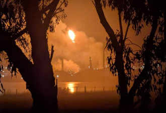 澳洲一炼油厂发生爆炸 60米火焰冲天而起