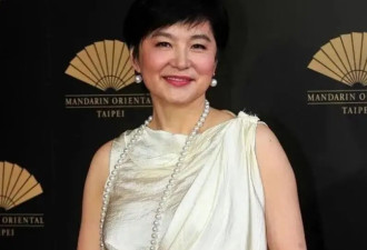 72岁林青霞剪了短发年轻25岁不止，穿白色连衣裙，完全没有大妈味